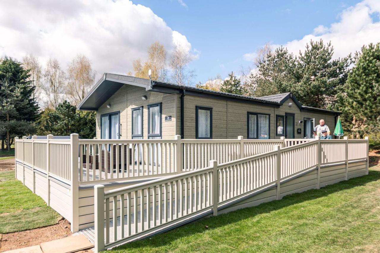 Ashworth Lodge With Hot Tub Barmby on the Moor Eksteriør billede