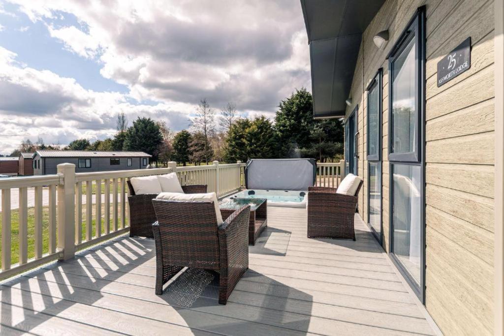 Ashworth Lodge With Hot Tub Barmby on the Moor Værelse billede